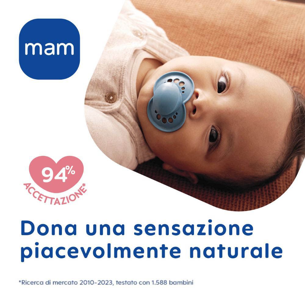 Primo piano di un bambino con succhietto MAM. "Dona una sensazione piacevolmente naturale".