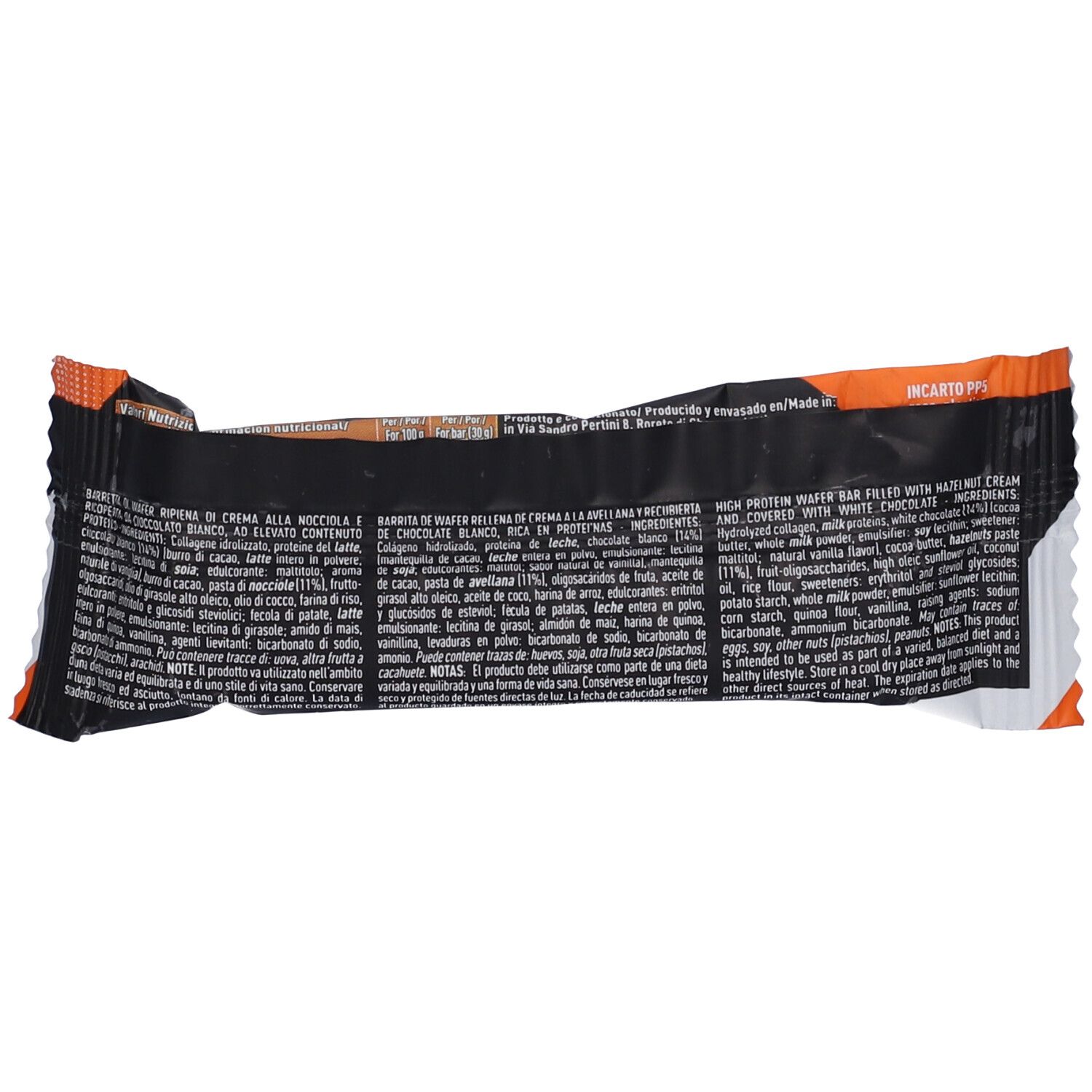 Retro della confezione della barretta proteica. Testo con ingredienti e informazioni nutrizionali in più lingue.