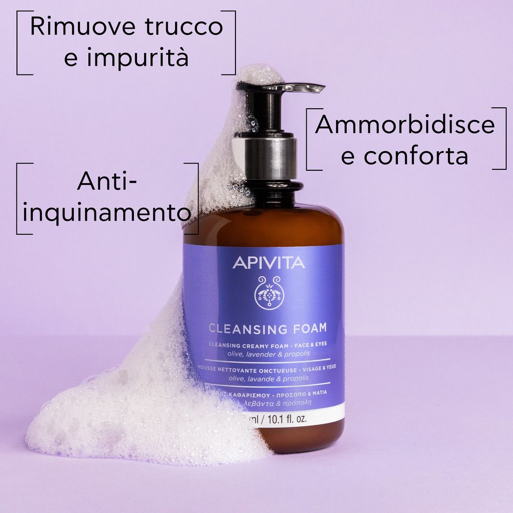 Apivita Cleansing Foam. Schiuma dal flacone. Testo in italiano. Rimuove trucco e impurità.