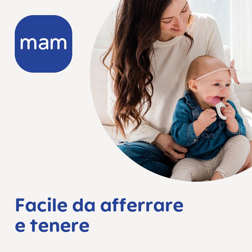 Una donna tiene un neonato che tiene un massaggiagengive MAM.
