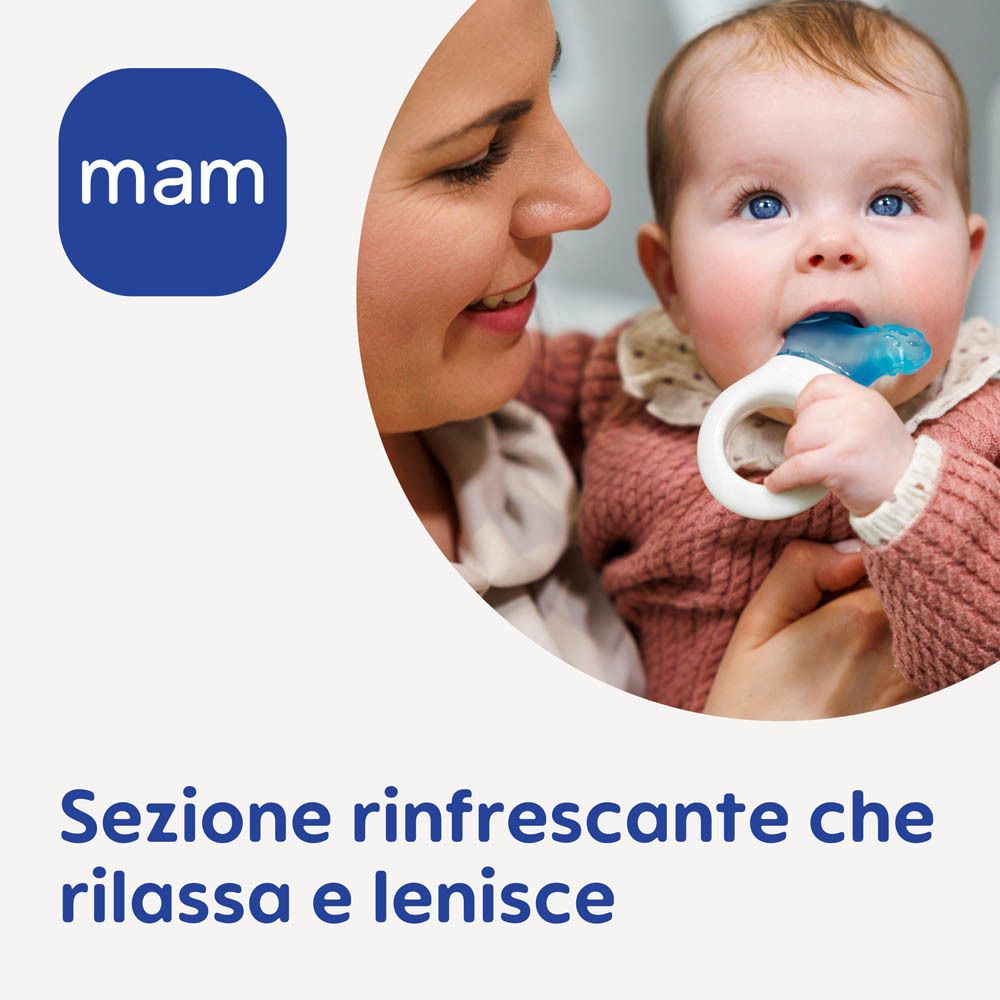 Un bambino che tiene e morde un anello da dentizione MAM.