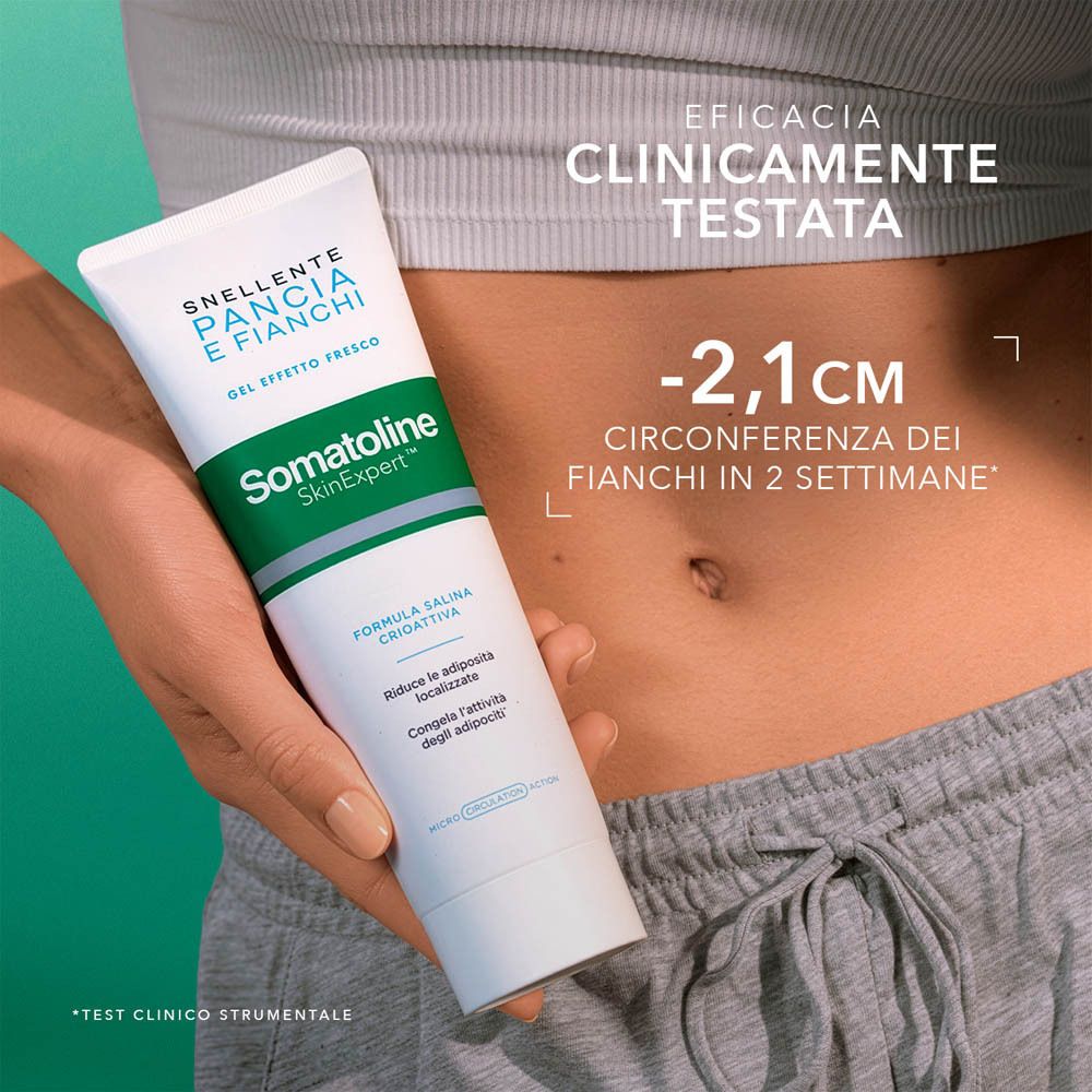 Una donna tiene il gel snellente Somatoline Cosmetic® Cryogel pancia e fianchi.