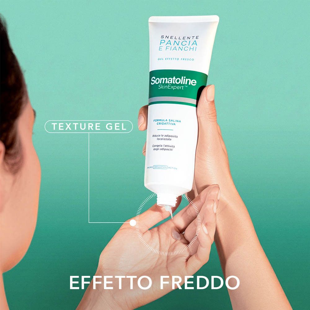 Il gel snellente Somatoline Cosmetic® Cryogel pancia e fianchi viene applicato sulla mano.