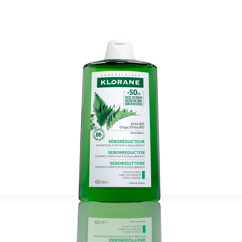 Flacone shampoo KLORANE verde con logo ortica. 400 ml. Su sfondo bianco.
