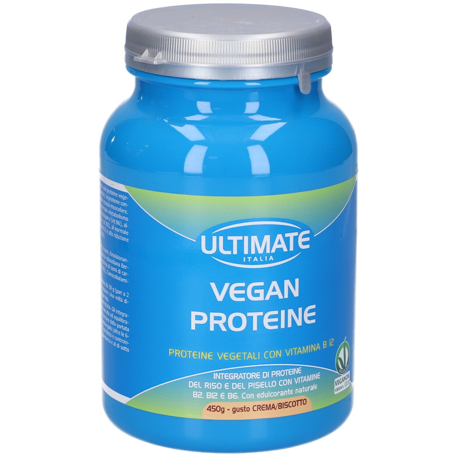 Barattolo blu con coperchio argentato. Scritta: ULTIMATE ITALIA VEGAN PROTEINE. Contiene vitamina B12. 450g, gusto CREMA BISCOTTO.