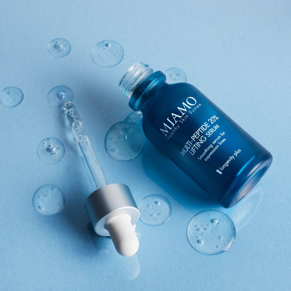 Flacone blu con pipetta e gocce di siero. Scritta: Miamo Multi-Peptide 20% Lifting Serum. Per il viso.