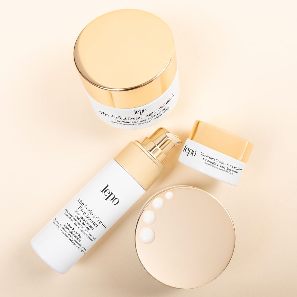 Tre prodotti in crema. Flacone, vaso e piccolo vaso. Coperchi dorati.