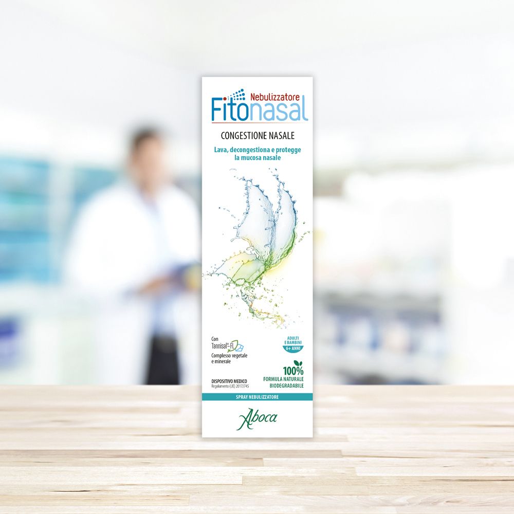 Scatola prodotto. Scritta: FitoNasal, Nebulizzatore. Logo Aboca. Sfondo: persona sfocata.