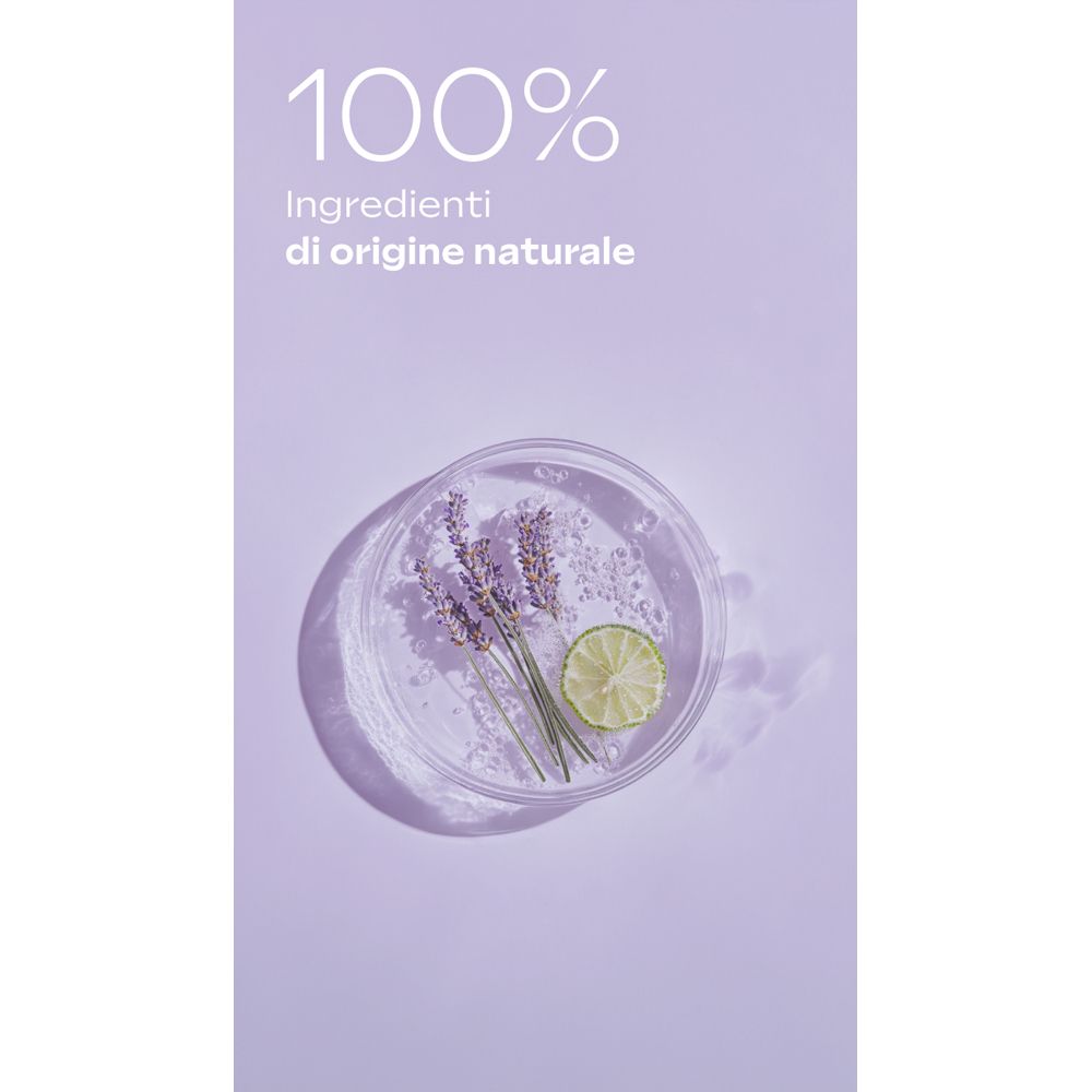 Ciotola con fiori di lavanda e fetta di lime. Testo: 100% ingredienti di origine naturale.
