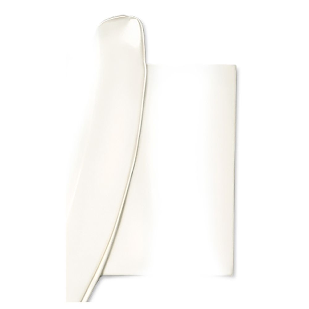 Foglio bianco con texture cremosa. Mostrata una parte della crema sul foglio.