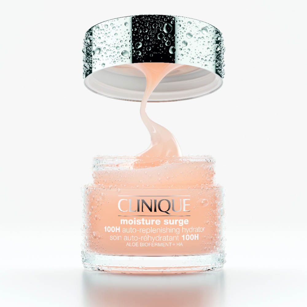Clinique Moisture Surge 100H Auto-Replenishing Hydrator in un barattolo di vetro con coperchio argentato. La crema viene estratta dal barattolo.