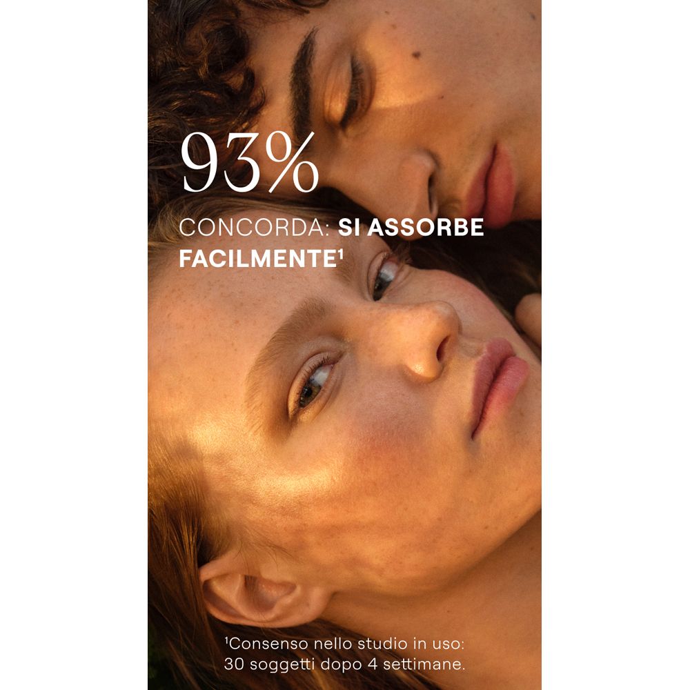 Primo piano della pelle. Testo: 93% concordano: si assorbe facilmente.