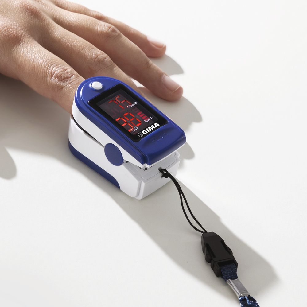Mano con pulsossimetro sul dito. Il dispositivo mostra SpO2 e frequenza cardiaca. Con cordino.