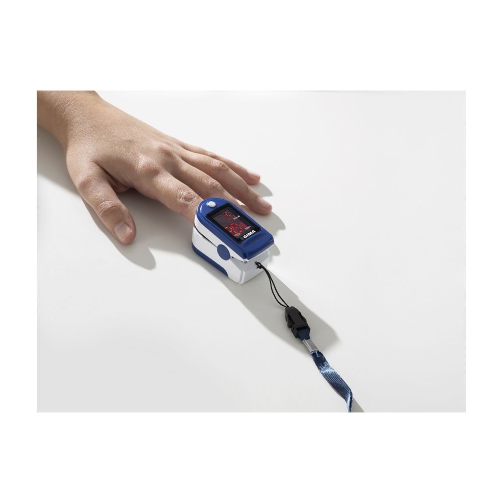 Mano con pulsossimetro attaccato al dito. Dispositivo con corpo blu e bianco e display.