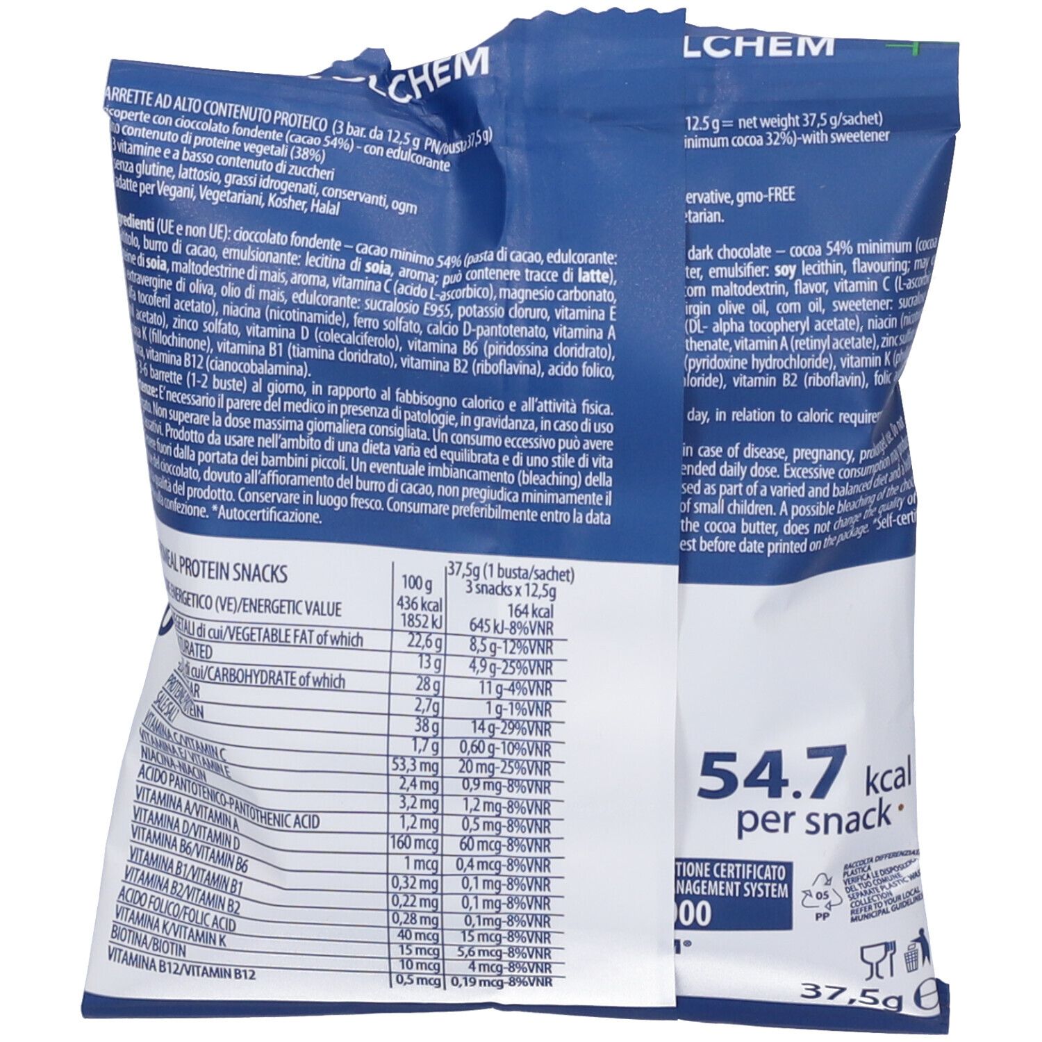 Retro della confezione di snack proteici. Imballaggio blu con testo e informazioni nutrizionali. Contiene informazioni sugli ingredienti e sui valori nutrizionali.