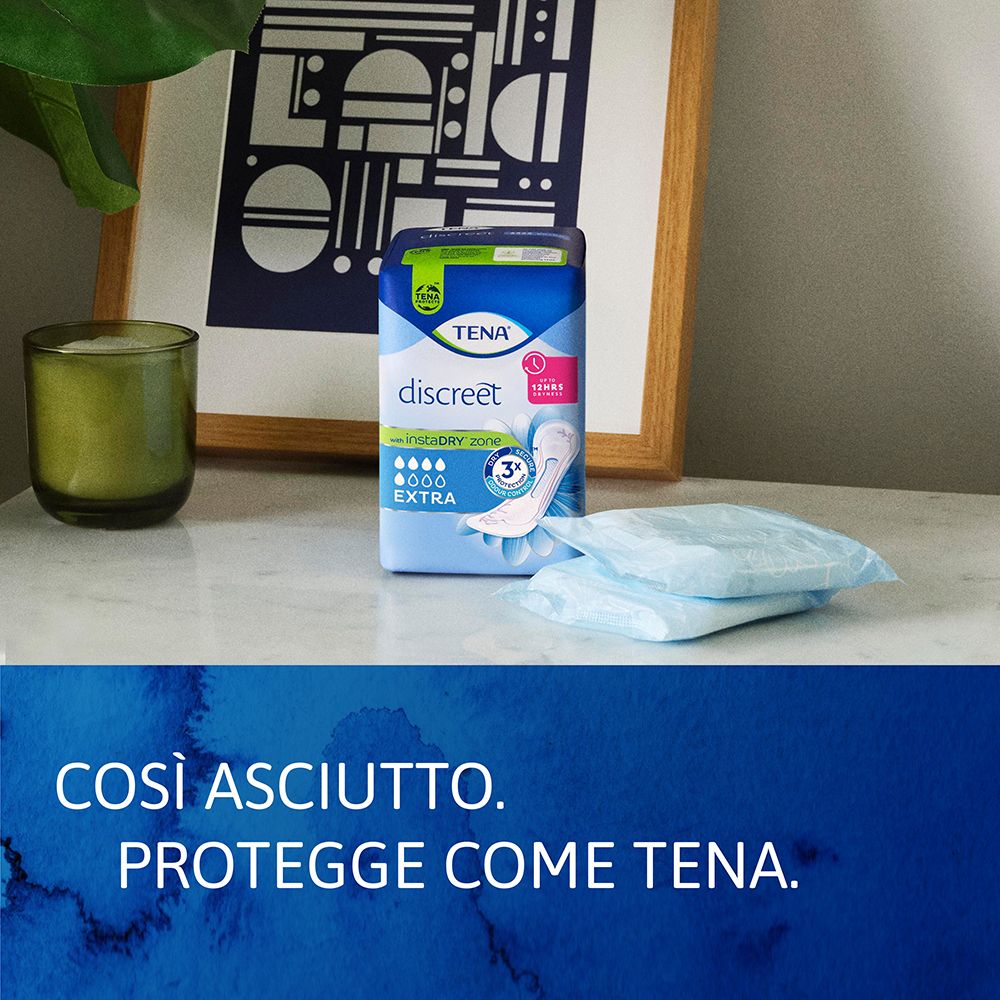 Confezione TENA Discreet Extra e singoli prodotti su una superficie.