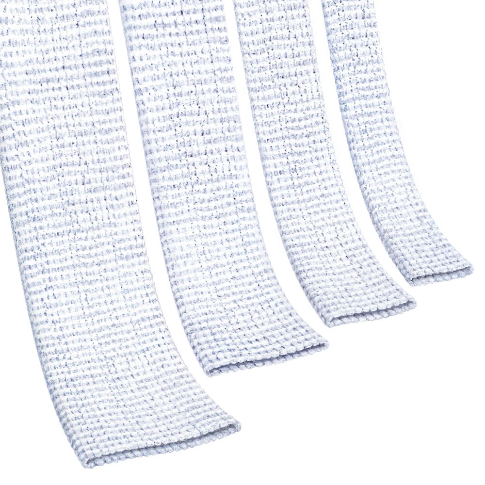 Quattro bende tubulari elastiche bianche. Le estremità sono orlate. Su sfondo bianco.