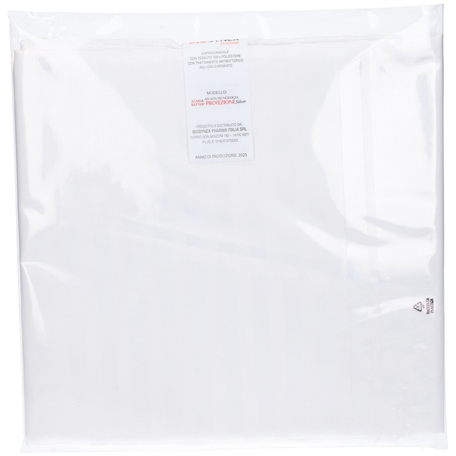 Confezione trasparente con contenuto bianco. Etichetta con testo. Simbolo di riciclo.