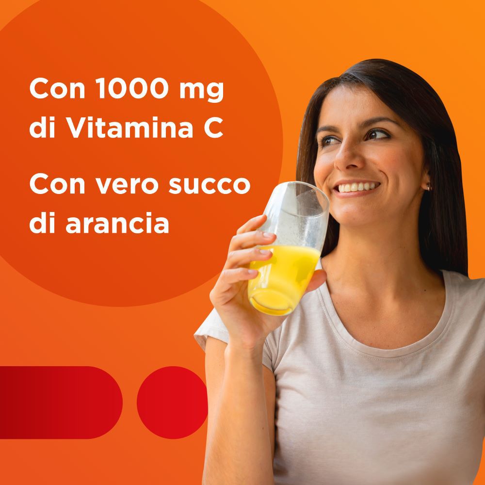 Donna beve bevanda. Testo: Con 1000 mg di Vitamina C. Con vero succo di arancia. Sfondo arancione.