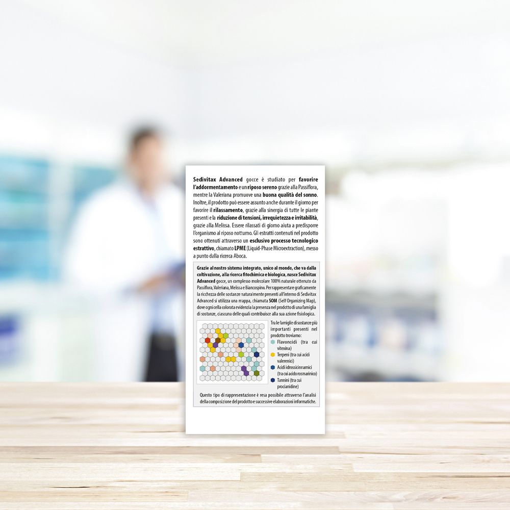 Flacone di vetro marrone con tappo bianco. Etichetta con nome del prodotto e ingredienti.