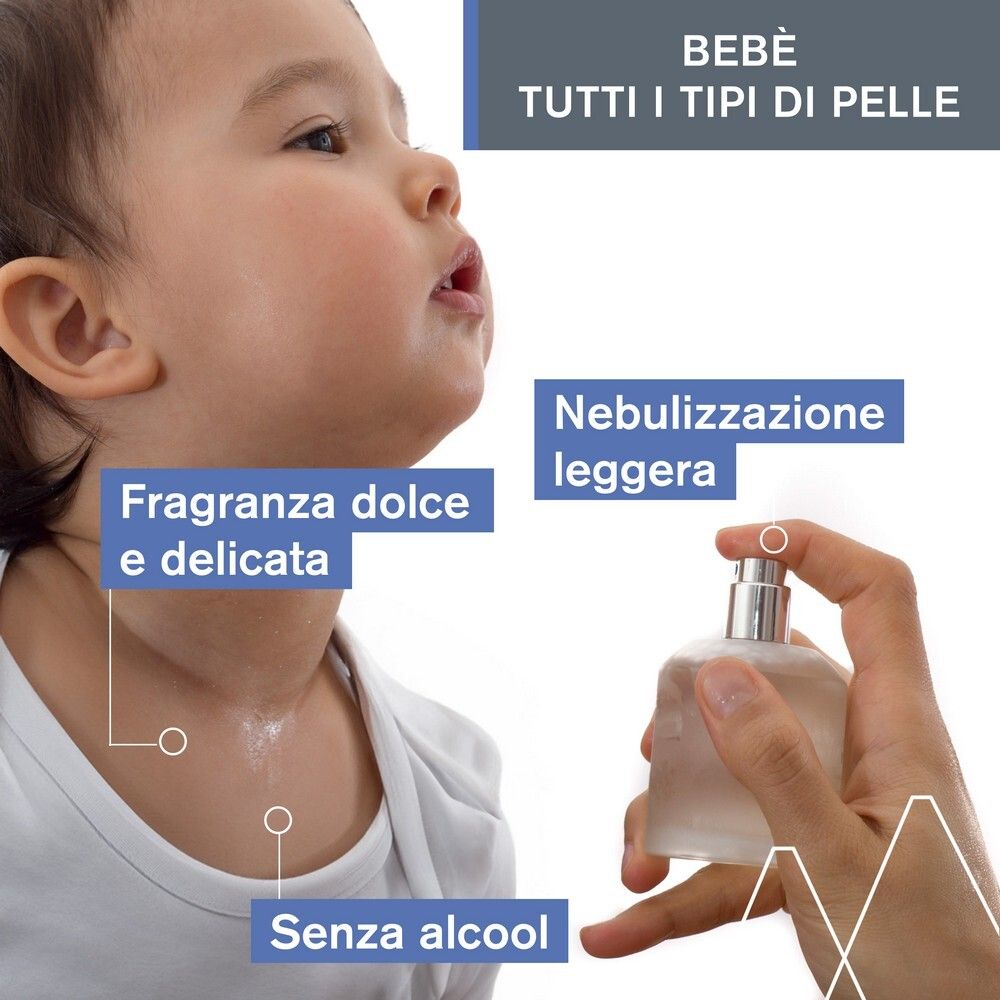 Bambino che riceve il prodotto sul collo. Testo: Fragranza dolce e delicata, Senza alcool.
