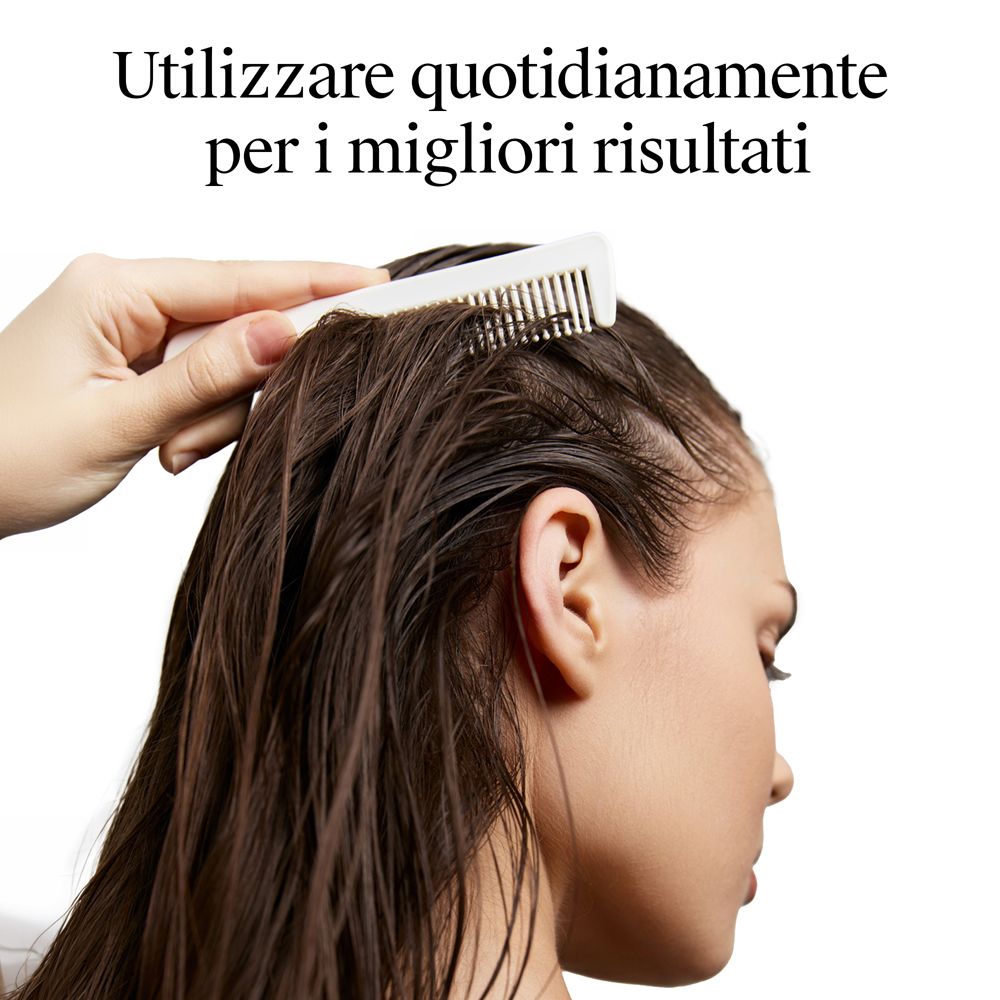 Persona che si pettina i capelli. Testo: Utilizzare quotidianamente per risultati migliori.