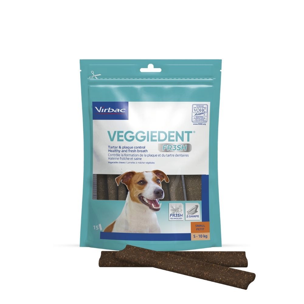 Confezione di VEGGIEDENT FRESH Snack Dentali e due snack. Scritto: controllo tartaro e placca, alito fresco.