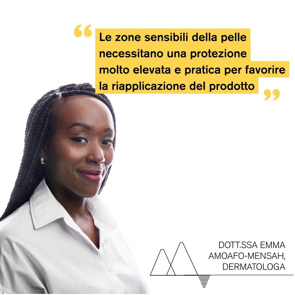 Donna con testo: Le zone sensibili necessitano alta protezione. Dermatologa.