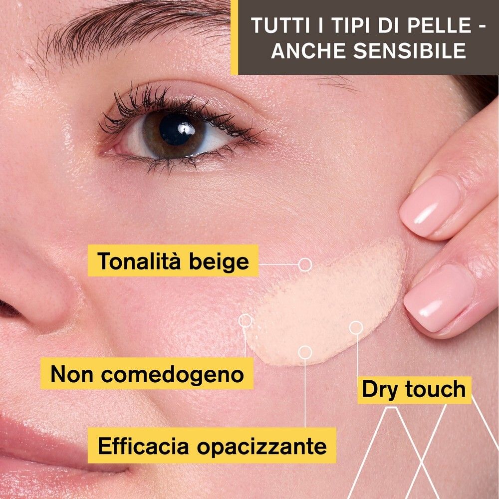 Primo piano di un viso. Crema applicata. Testo: non comedogeno, Dry touch, ecc.
