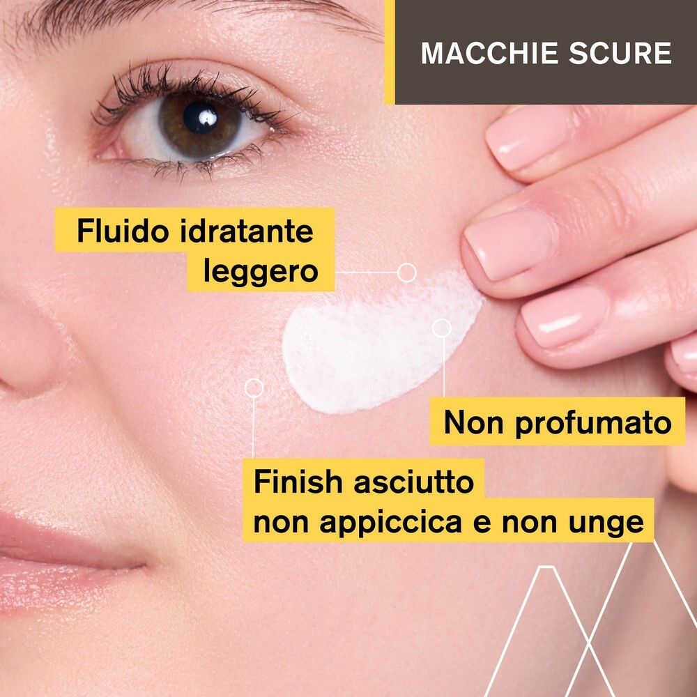 Primo piano di un viso con crema applicata. Testo: fluido idratante leggero, non profumato, finish asciutto.