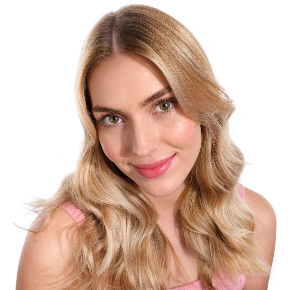 Ritratto di donna con capelli biondi. Sorride. Rossetto rosa.