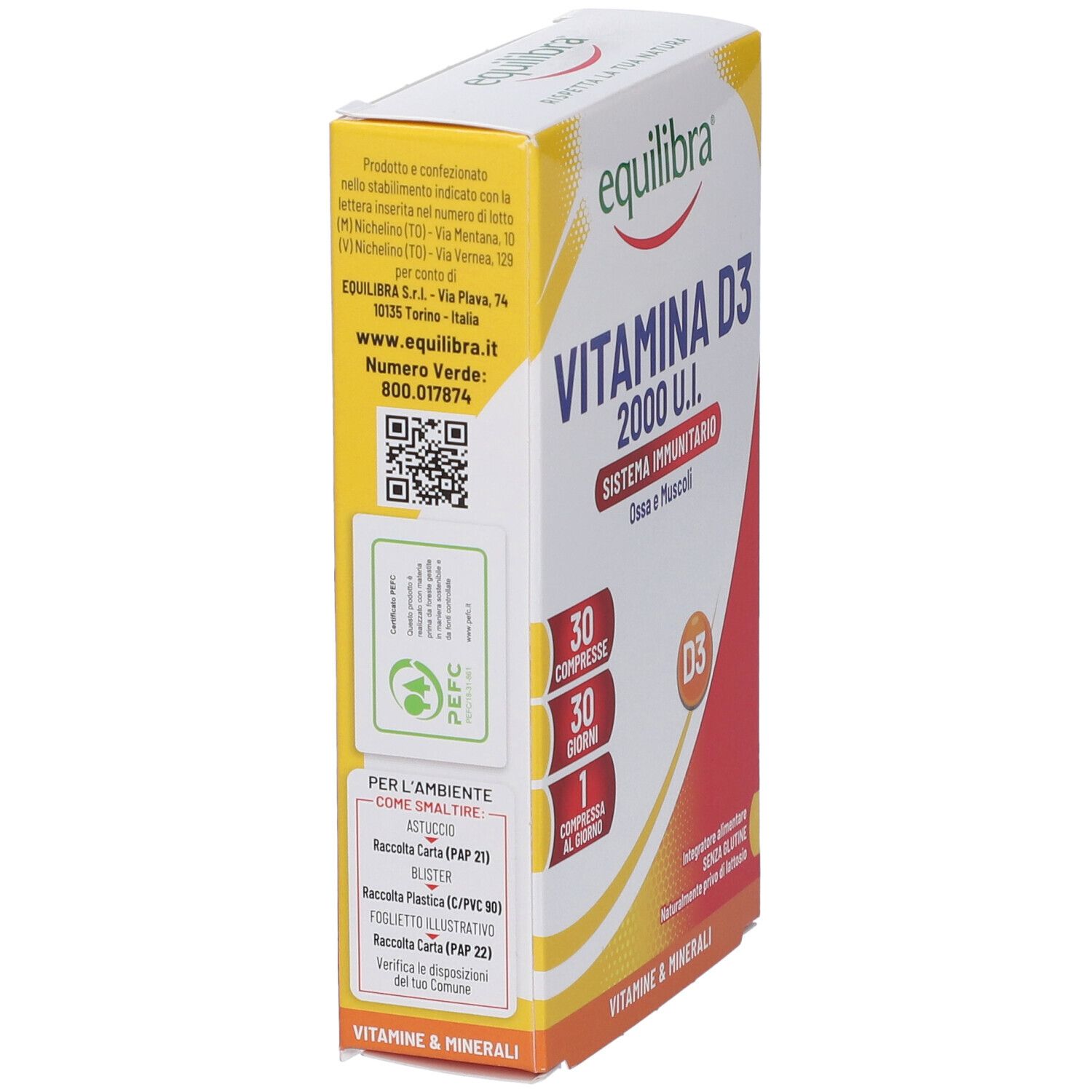 Vista laterale della confezione di Equilibra Vitamina D3. Informazioni stampate, codice QR, certificazione PEFC e istruzioni per lo smaltimento.