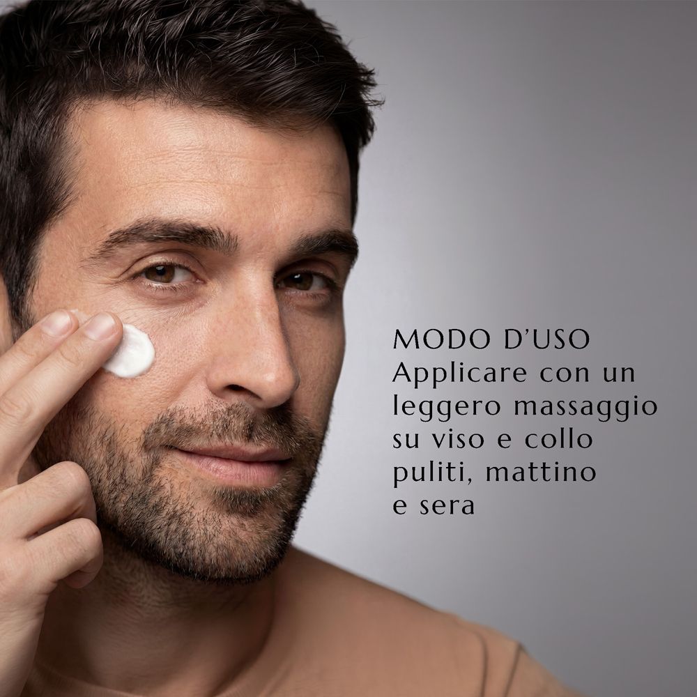 Uomo applica il siero Collistar Uomo Acido Ialuronico. Testo: Modo d'uso: Applicare con un leggero massaggio su viso e collo, mattina e sera.