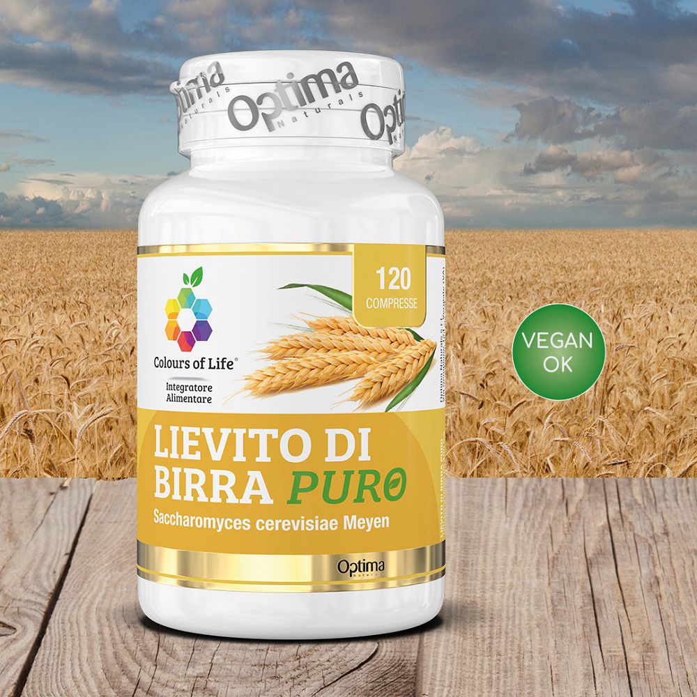 Flacone di lievito di birra davanti a un campo e cielo, con sigillo Vegan.