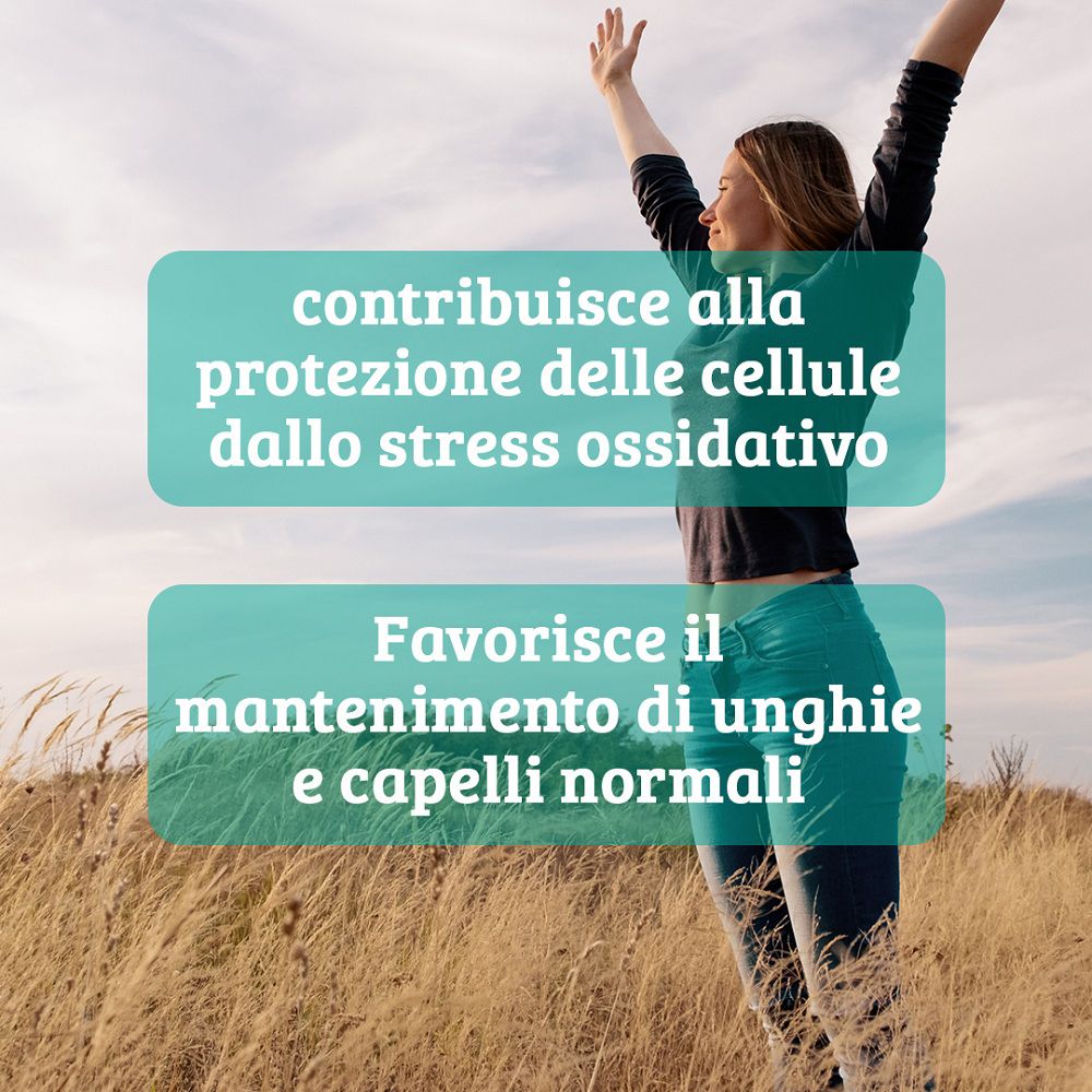 Donna a braccia alzate all'aperto, testo su protezione cellulare e capelli/unghie.