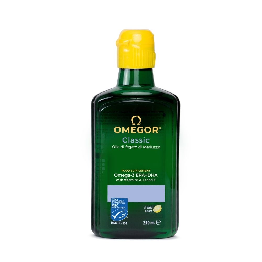 Flacone verde OMEGOR Classic con tappo giallo, 250 ml. Contiene Omega-3, vitamine A, D, E.