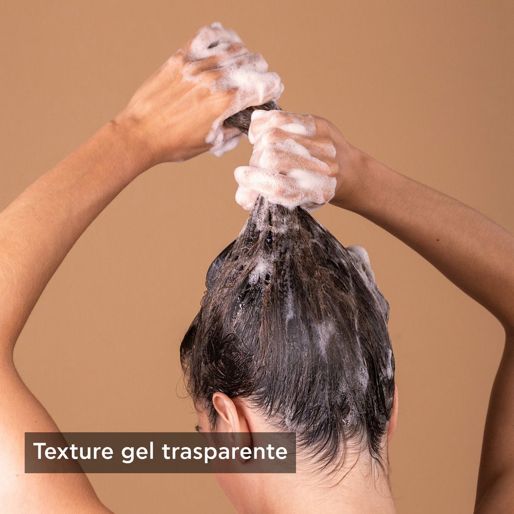 Mani lavano i capelli con shampoo. Texture gel trasparente.