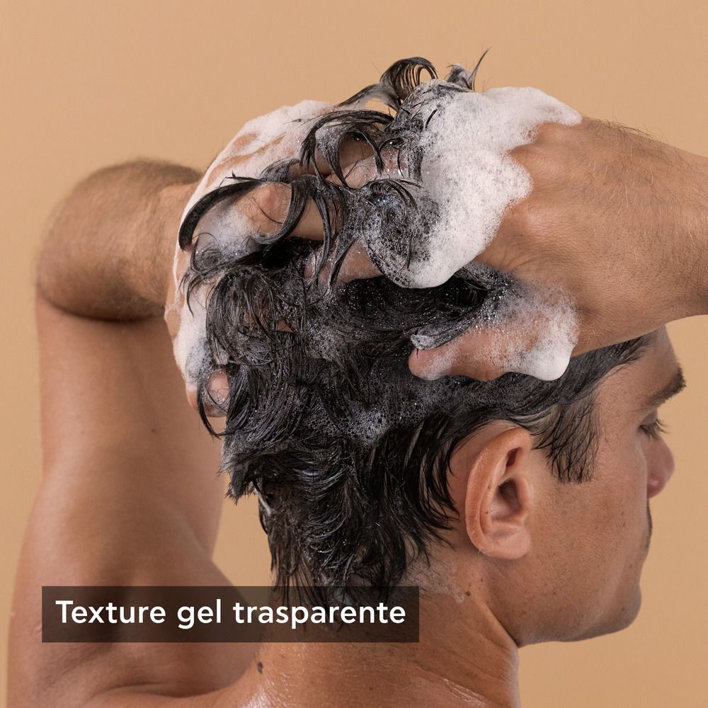 Mani lavano i capelli con shampoo. Texture gel trasparente.