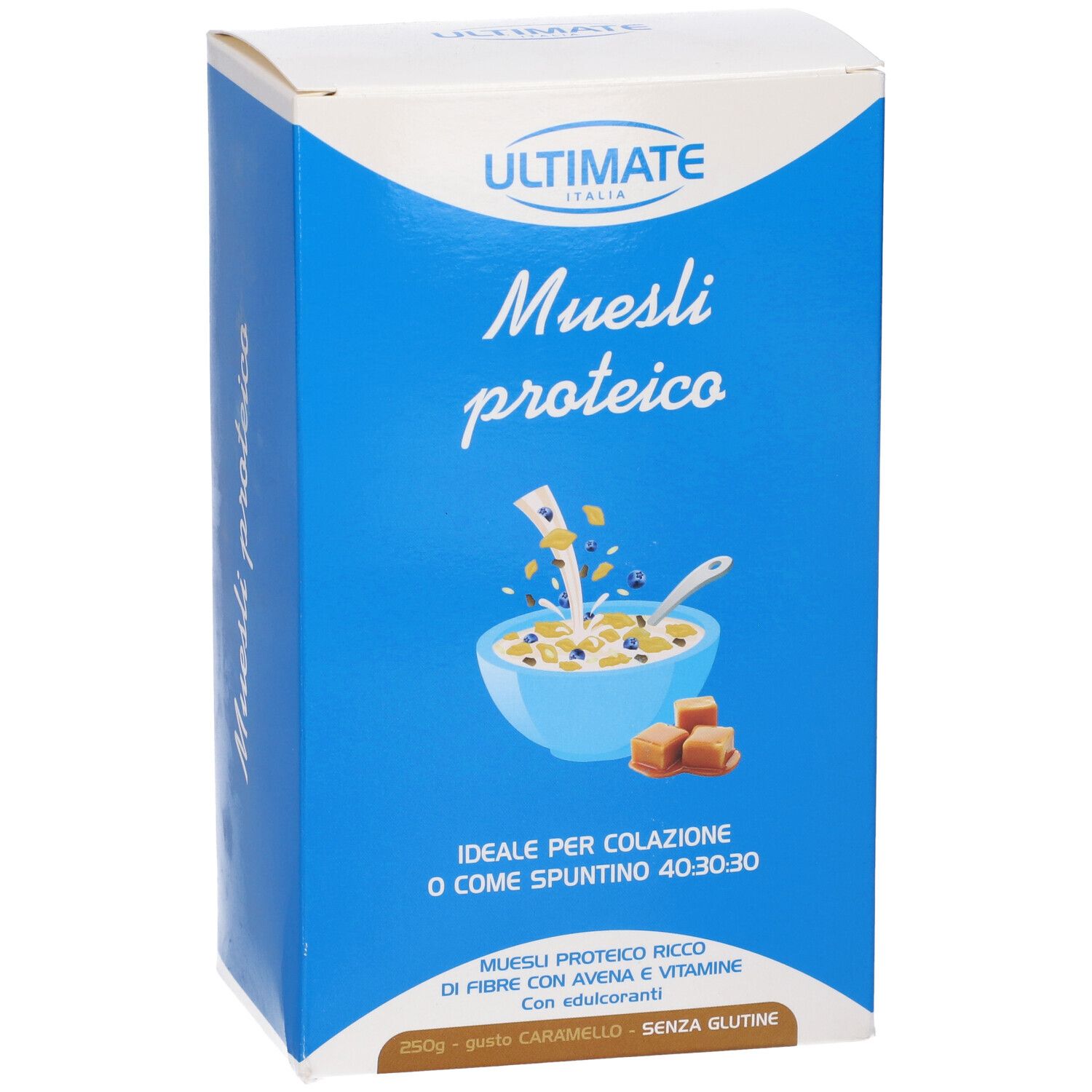 Scatola blu con logo "ULTIMATE" e testo "Muesli proteico". Illustrazione di una ciotola di muesli con pezzi di caramello.