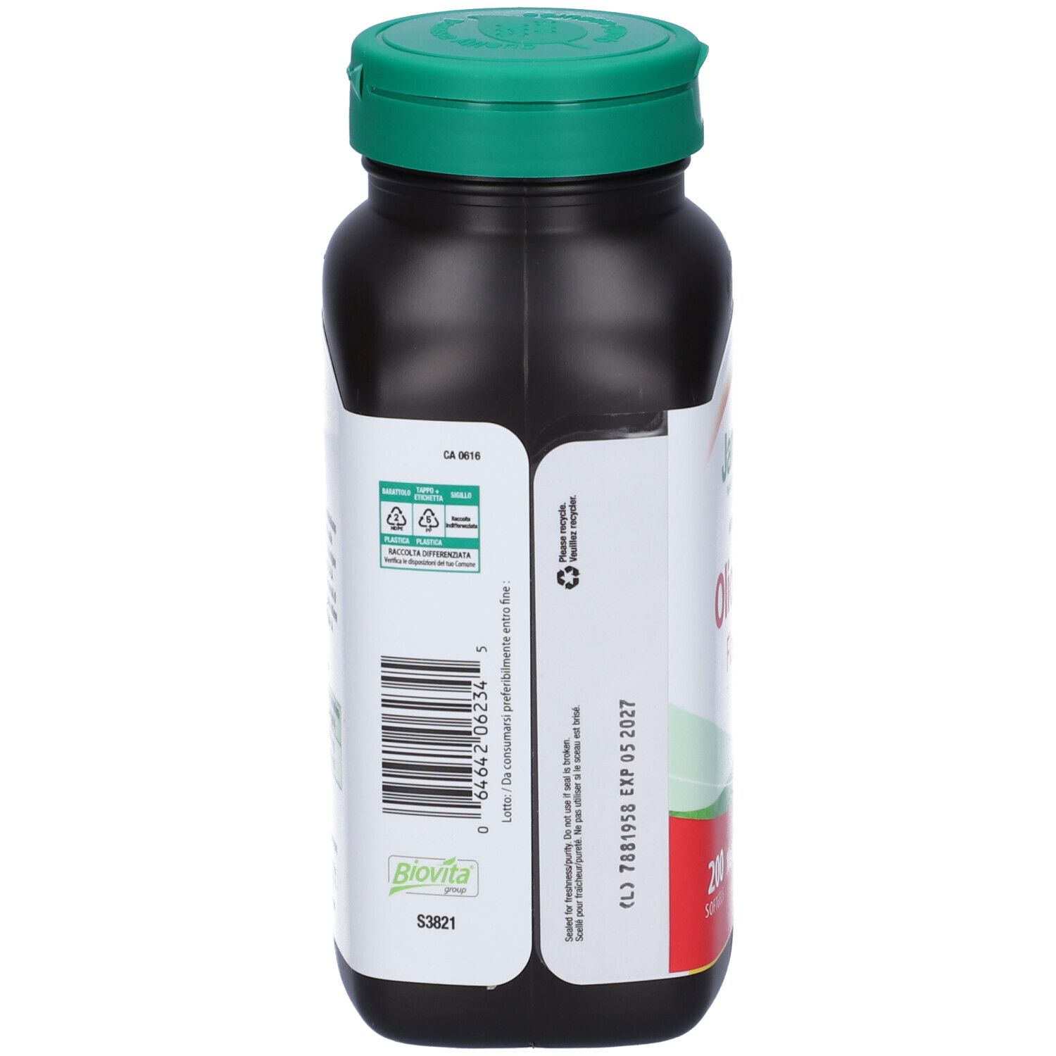 Retro del flacone nero, tappo verde. Etichetta con informazioni e codice a barre. Simboli di riciclaggio.