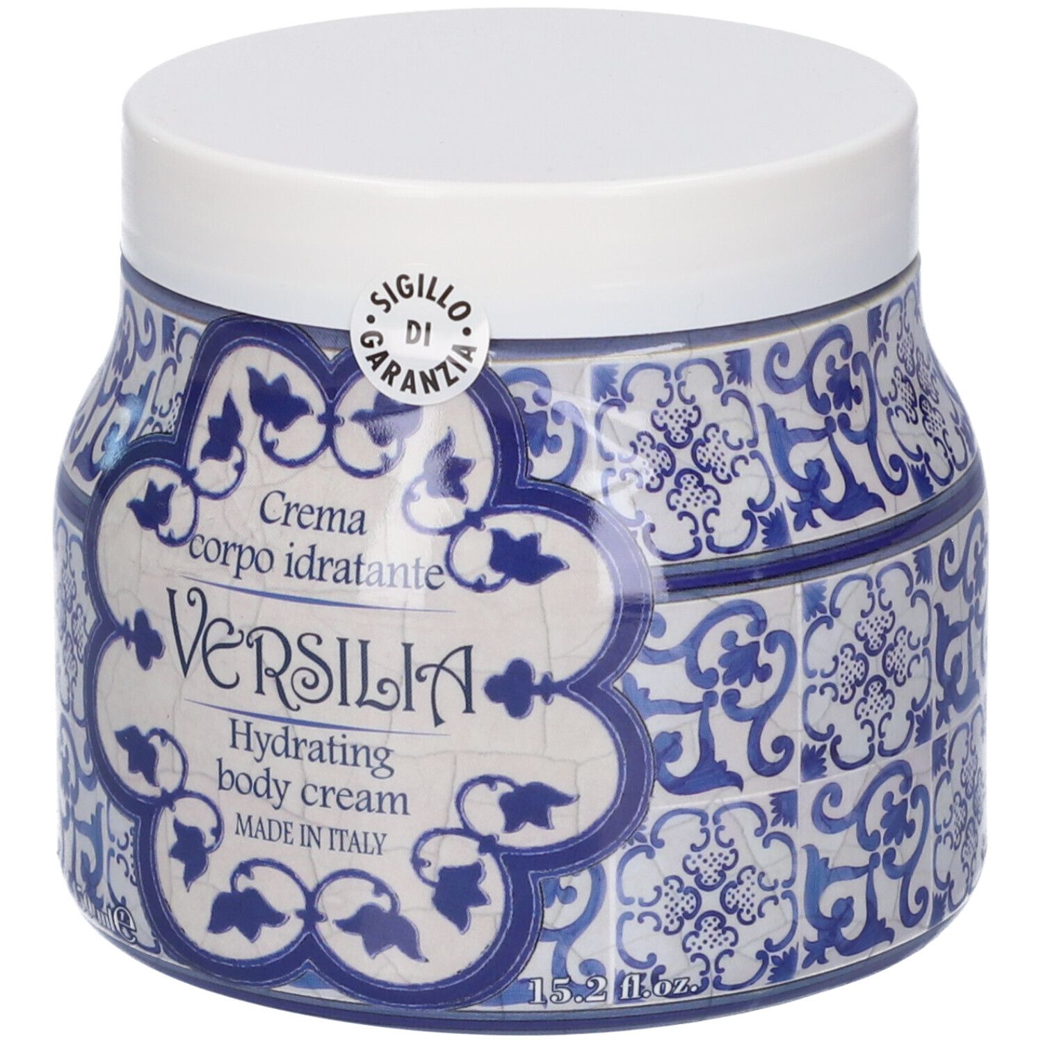 Crema corpo idratante in un barattolo con motivo in ceramica blu e bianco e coperchio bianco.