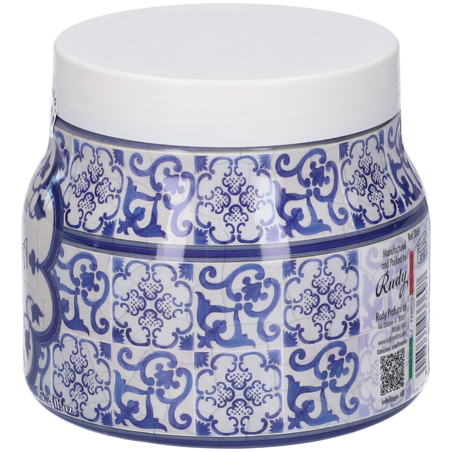 Lato di un barattolo di crema corpo con motivo in ceramica blu e bianco e coperchio bianco.