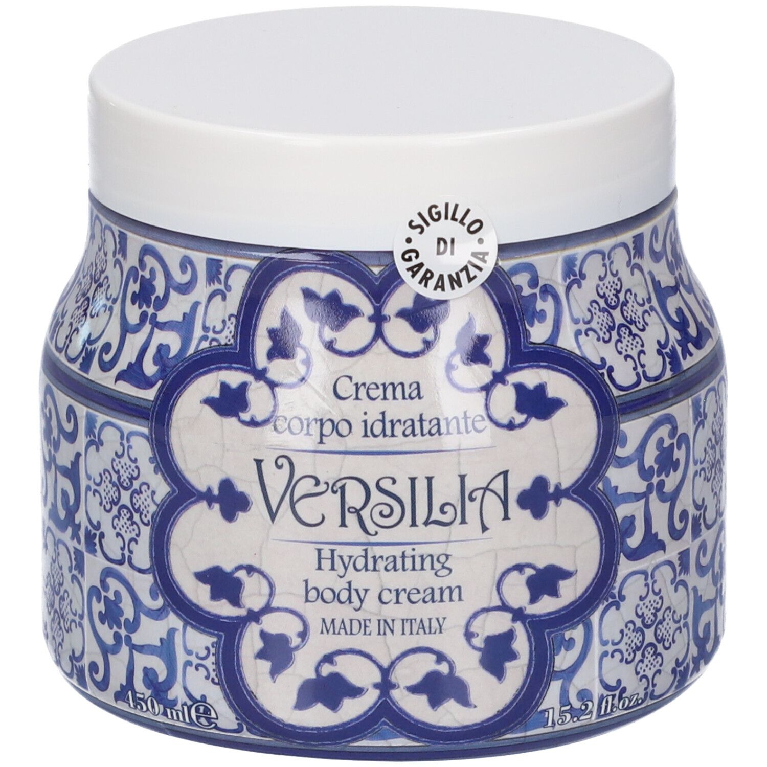 Crema corpo idratante in un barattolo con motivo in ceramica blu e bianco e coperchio bianco.