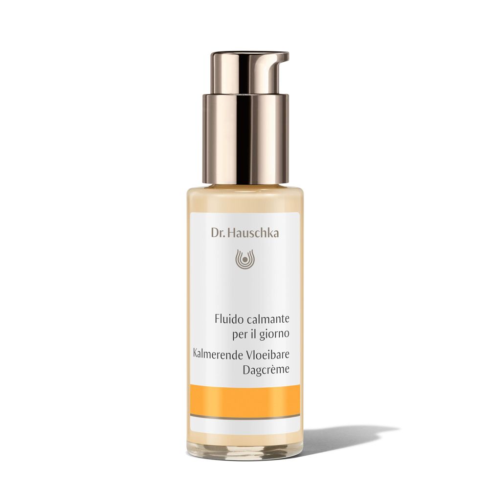 Flacone beige con erogatore dorato. Testo: Dr. Hauschka, Fluido calmante per il giorno, Dagcrème.