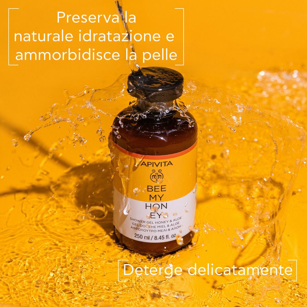 Flacone marrone con tappo nero circondato dall'acqua. Sfondo giallo. Informazioni sul prodotto visibili.