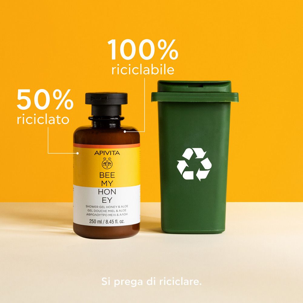 Flacone marrone con tappo nero accanto a un bidone verde. 100% riciclabile. 50% riciclato.