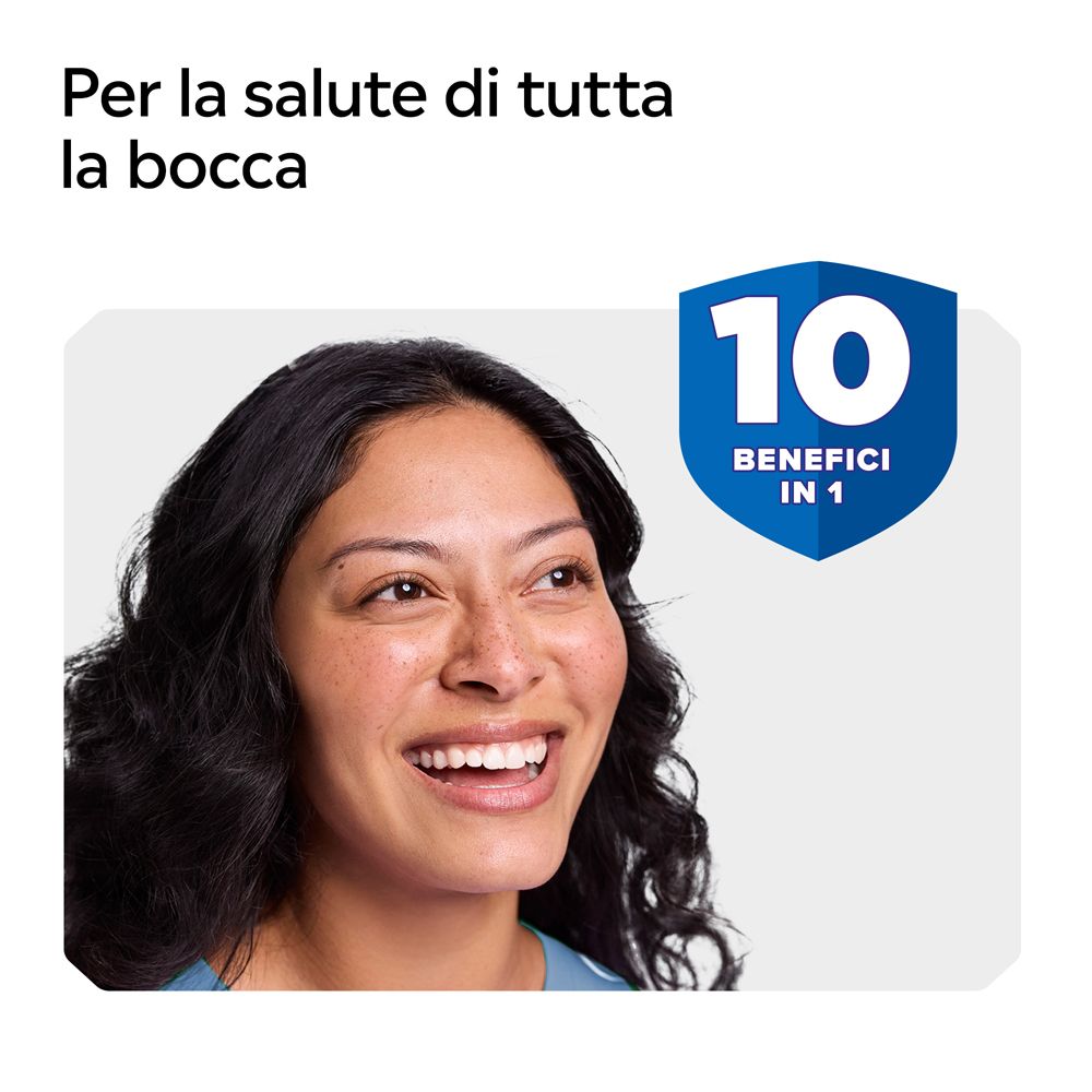 Donna sorridente. Scritta: 10 benefici in 1. Per la salute di tutta la bocca.