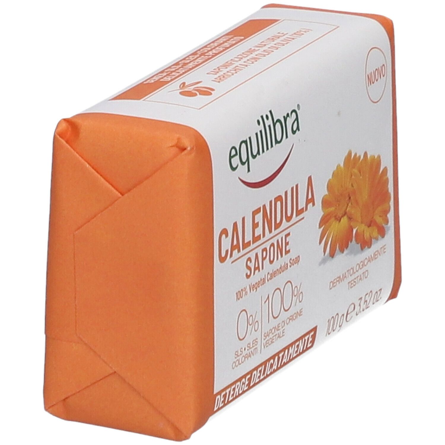 Vista obliqua di una saponetta confezionata. Visibili 'equilibra' e 'CALENDULA SAPONE'. Confezione arancione.