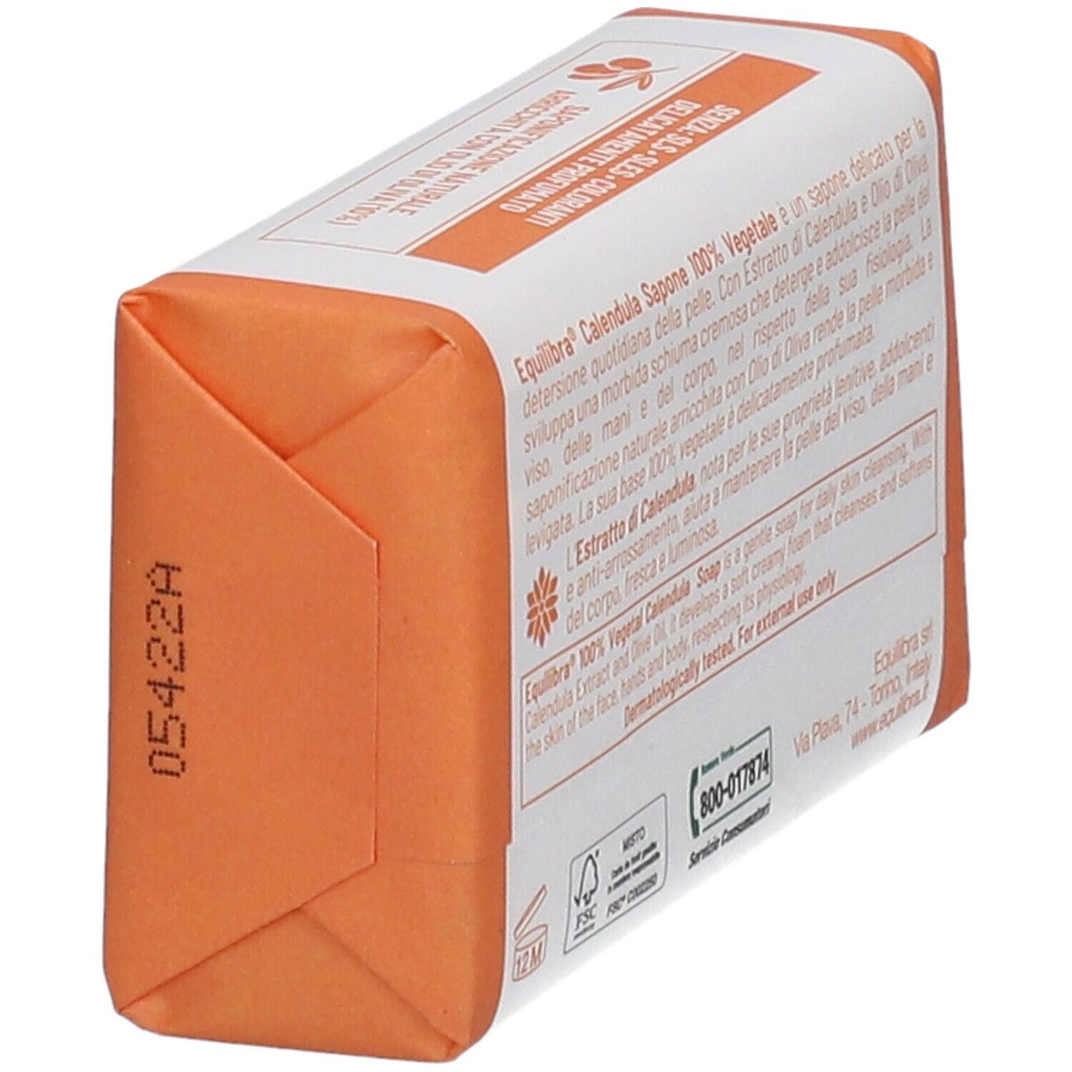 Fondo di una saponetta con testo. Visibili 'equilibra' e informazioni sul prodotto. Confezione arancione.