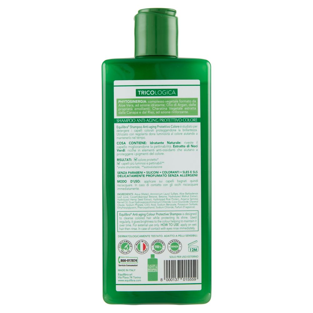 Retro di un flacone di shampoo verde. Informazioni testuali su ingredienti, uso e certificazioni.
